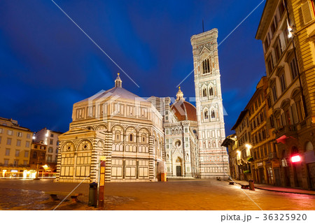 Palazzo Vecchio in the mornng in Florence, Italy Palazzo Vecchio in the mornng in Florence, Italy 36325920