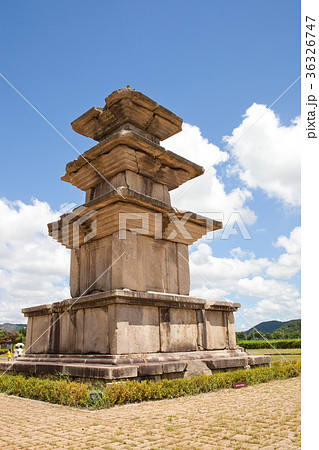 古建築 雲 ローアングル 36326747