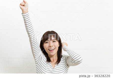 白い壁の前でポーズをする女性 36328220