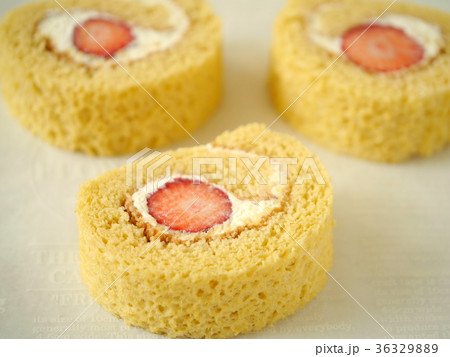 イチゴのロールケーキ (横位置ハイアングル) イチゴのロールケーキ (横位置ハイアングル) 36329889