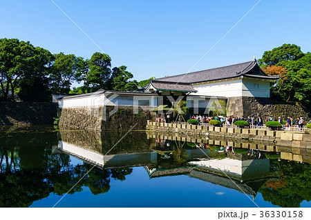 江戸城 大手門と堀 横 の写真素材
