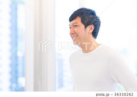 オフィスカジュアル　私服　カジュアル　ビジネスマン　中堅社員　ビジネスイメージ 36330262