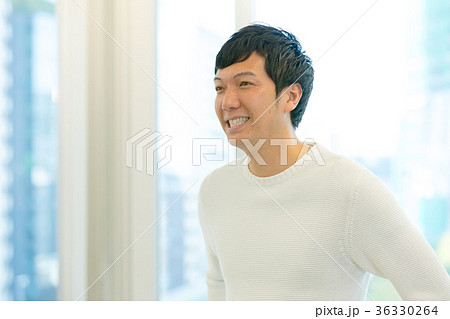 オフィスカジュアル　私服　カジュアル　ビジネスマン　中堅社員　ビジネスイメージ 36330264