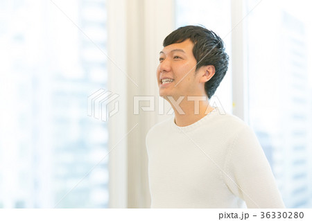 オフィスカジュアル　私服　カジュアル　ビジネスマン　中堅社員　ビジネスイメージ 36330280