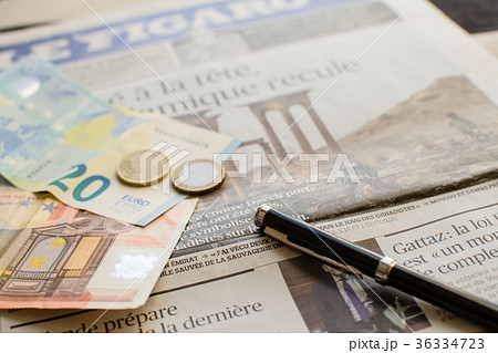 ユーロ紙幣とコインとフランス語の新聞 ユーロ紙幣とコインとフランス語の新聞 36334723
