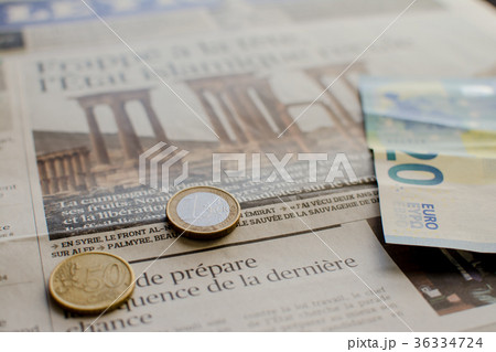 ユーロ紙幣とコインとフランス語の新聞 ユーロ紙幣とコインとフランス語の新聞 36334724