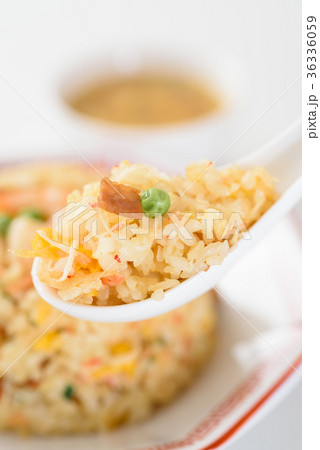 チャーハン レンゲで掬う の写真素材