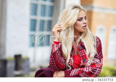 Young smiling blonde hair woman on the city streets on sunny day 36337753