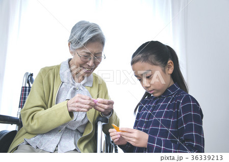 折り紙を折るおばあちゃんと女の子 折り紙を折るおばあちゃんと女の子 36339213
