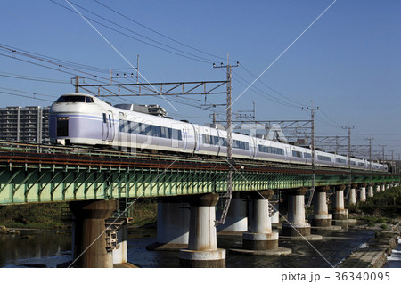 多摩川を渡るスーパーあずさ。2016/10/15 36340095