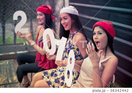 Young people are celebrating New Year's party. 36342442