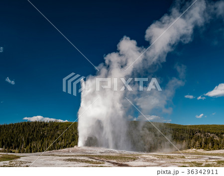 Old Faithful geyser in Yellowstone National Park Old Faithful geyser in Yellowstone National Park 36342911