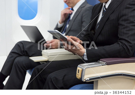 飛行機 出張 ビジネスマン 36344152