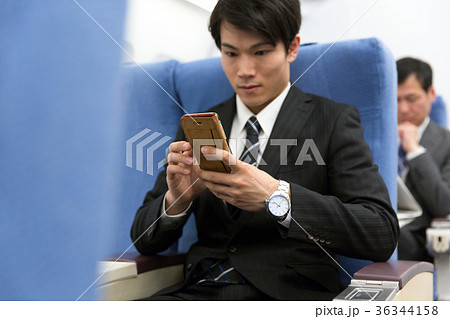飛行機 スマホ 出張 ビジネスマン 36344158