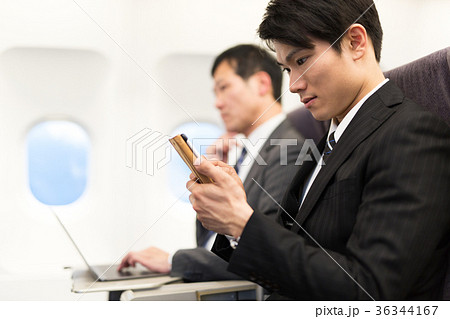 飛行機 スマホ 出張 ビジネスマン 36344167