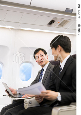 飛行機 出張 ビジネスマン 36344168