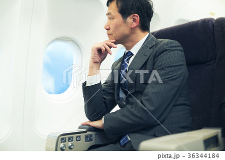 飛行機 出張 ビジネスマン 飛行機 出張 ビジネスマン 36344184