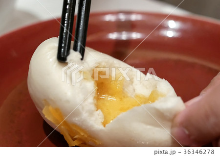 Motion of people eating steamed egg yolk bun 36346278