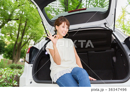 女性と自動車　荷台 36347496