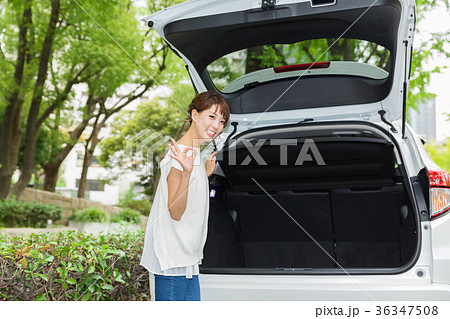 女性と自動車　荷台 36347508