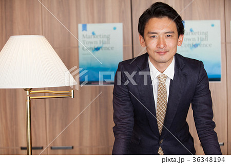 ビジネスマン　会議室 36348194