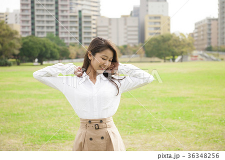 公園を散歩する若い女性 公園を散歩する若い女性 36348256