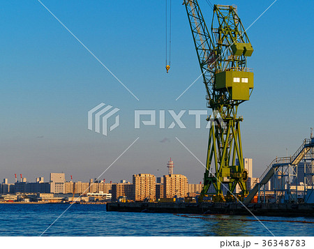 夕暮れの神戸港 ハーバーランドから造船所やポートアイランドを見る 夕暮れの神戸港 ハーバーランドから造船所やポートアイランドを見る 36348783