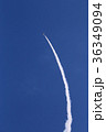 青空を背景にスモークをカーブ上に出しながら上に上っていく飛行機 36349094