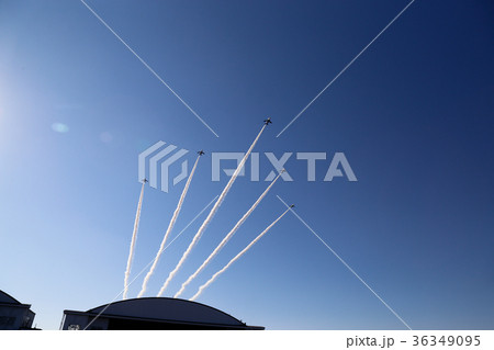 ブルーインパルスの編隊飛行　入間航空祭 36349095