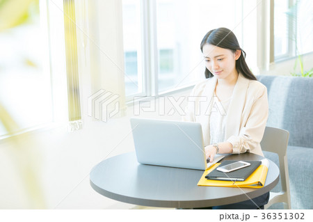 女性会社員　OL　ビジネスイメージ　オフィスレディ 36351302