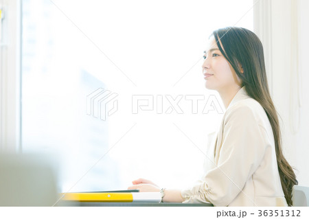 女性会社員　OL　ビジネスイメージ　オフィスレディ 36351312