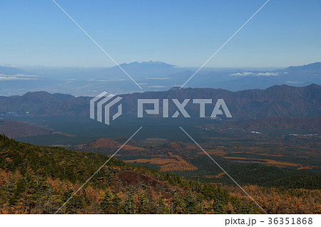 富士山の御庭から紅葉と八ヶ岳（山梨県） 36351868