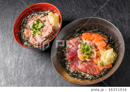 海鮮丼 Bowl of rice topped with sashimi japanese food 海鮮丼 Bowl of rice topped with sashimi japanese food 36351916