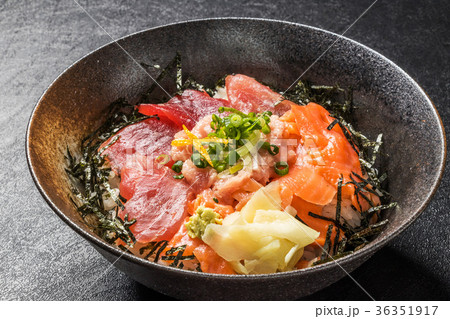 海鮮丼 Bowl of rice topped with sashimi japanese food 海鮮丼 Bowl of rice topped with sashimi japanese food 36351917