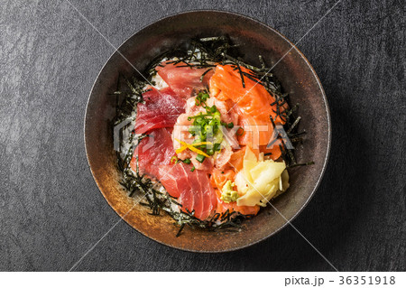 海鮮丼 Bowl of rice topped with sashimi japanese food 海鮮丼 Bowl of rice topped with sashimi japanese food 36351918