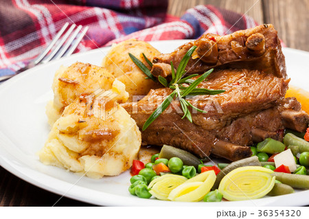 Pork spareribs served with mashed potatoes Pork spareribs served with mashed potatoes 36354320