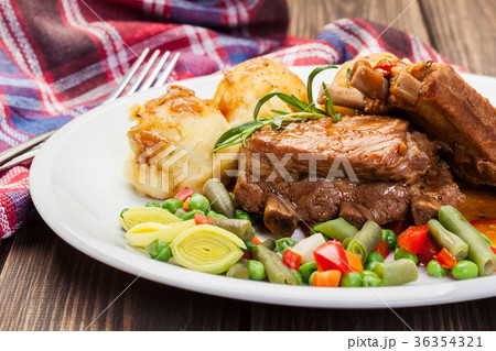 Pork spareribs served with mashed potatoes Pork spareribs served with mashed potatoes 36354321