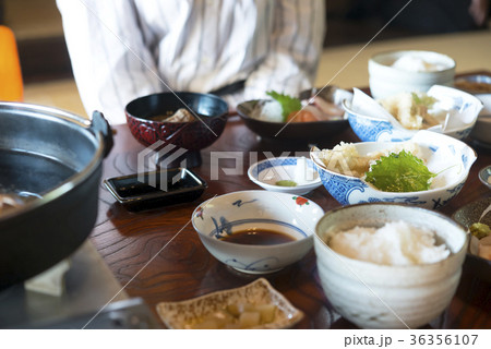 旅館で日本食を食べる若い女性 旅館で日本食を食べる若い女性 36356107