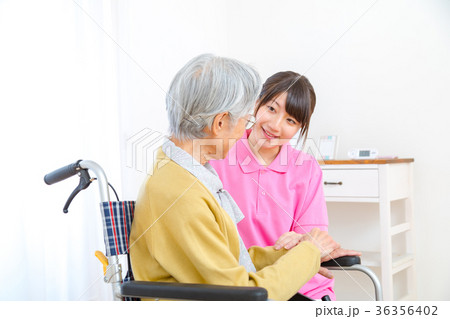 会話をする高齢者と介助者 介護イメージ 介助シーン お話を聞く 老人 会話をする高齢者と介助者 介護イメージ 介助シーン お話を聞く 老人 36356402