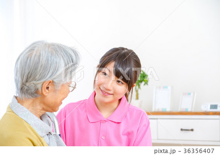 会話をする高齢者と介助者 介護イメージ 介助シーン お話を聞く 老人 会話をする高齢者と介助者 介護イメージ 介助シーン お話を聞く 老人 36356407