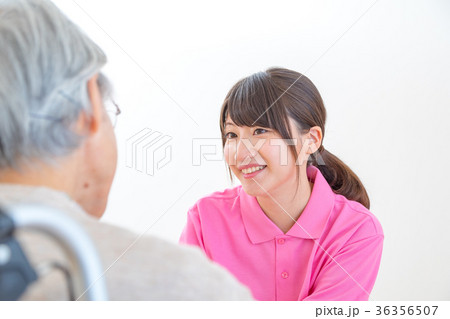介護イメージ お話を聞く 若い介護士と高齢者 老人 介護イメージ お話を聞く 若い介護士と高齢者 老人 36356507