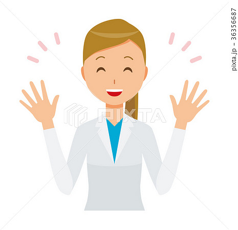 白衣を着た女性医師が両手を広げている 36356687