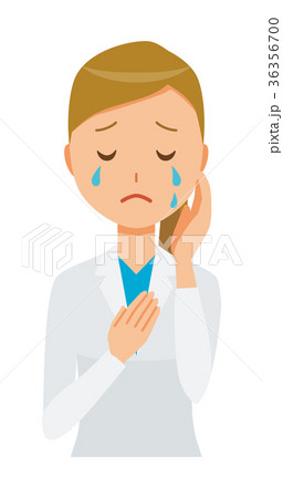 白衣を着た女性医師が泣いている 36356700