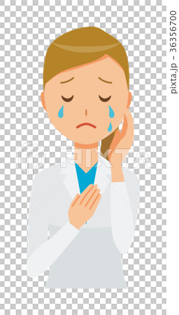 白衣を着た女性医師が泣いている 36356700