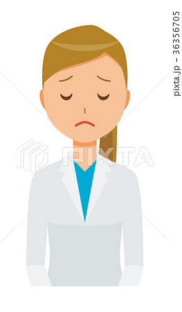 白衣を着た女性医師が謝っている 36356705