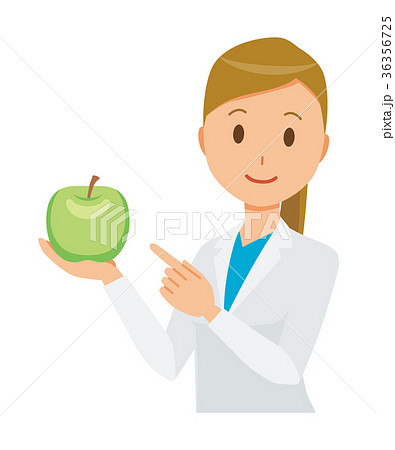 白衣を着た女性医師が青リンゴを持っている 36356725