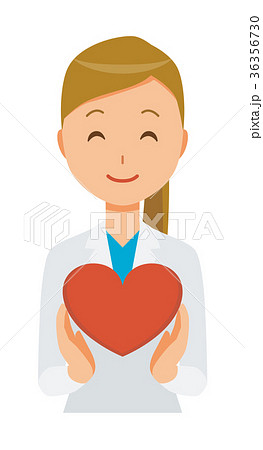 白衣を着た女性医師がハートマークを持っている 36356730
