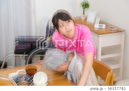 ※演出のため激しいブレ有 大地震発生 高齢者を守る介護士 老人 風邪 病気 ※演出のため激しいブレ有 大地震発生 高齢者を守る介護士 老人 風邪 病気 36357782