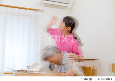 ※演出のため激しいブレ有　大地震発生　高齢者を守る介護士　老人　風邪　病気 36357803