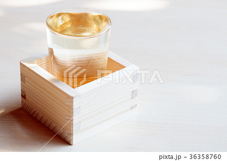 日本酒 もっきり酒の写真素材